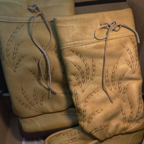 Manitobah Mukluks size 9 new in box - Picture 2 of 8